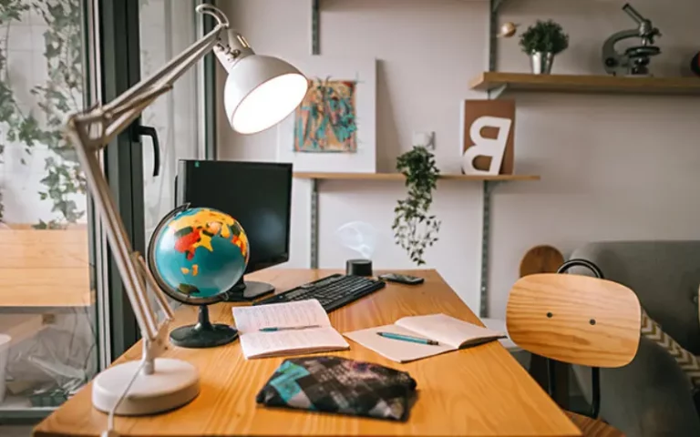Lire la suite à propos de l’article Quelle lampe de bureau choisir : Guide complet pour un éclairage optimal au travail
